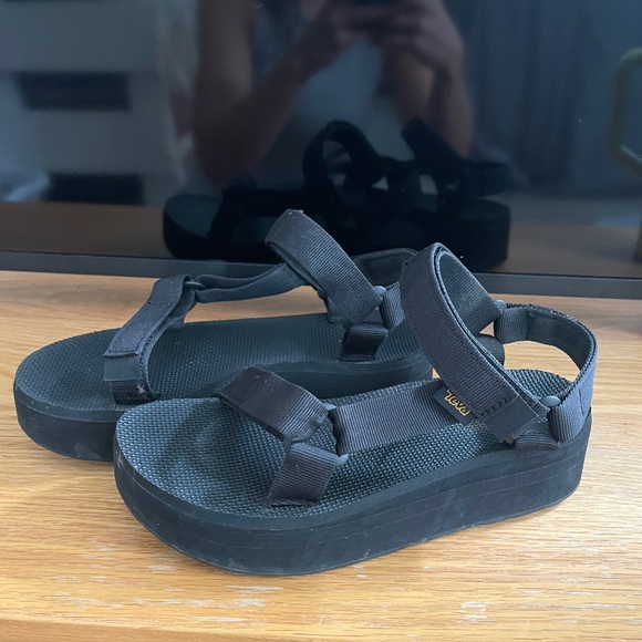 Black Teva Flatform Universal Sandals 🖤 - Picture 10 of 15